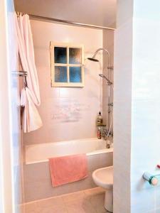 Koupelna v ubytování Rosalie Cottage