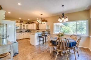 Η κουζίνα ή μικρή κουζίνα στο 15-Acre Retreat near Dtwn Tulsa and Skiatook Lake