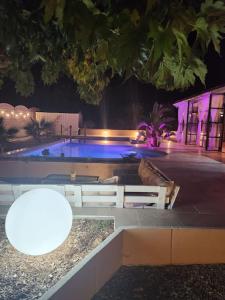 Bazén v ubytování L'Apt Tropez nebo v jeho okolí