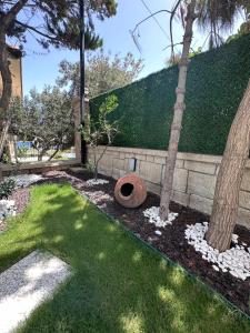 Ein Garten an der Unterkunft Fener Hotel Café & Kahvalti