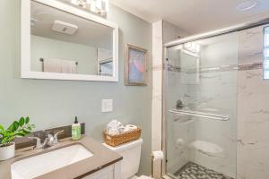 Ένα μπάνιο στο Game Room and Dock Waterfront Osage Beach Home! +27 φωτογραφίες