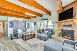 Χώρος καθιστικού στο Game Room and Dock Waterfront Osage Beach Home!