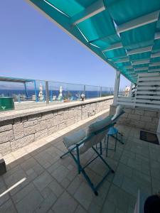 Ein Balkon oder eine Terrasse in der Unterkunft Fener Hotel Café & Kahvalti