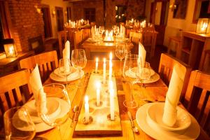 una larga mesa de madera con velas encima en Flamencos Altiplano Eco Hotel, en Ramaditas