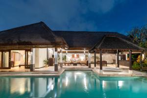 Der Swimmingpool an oder in der Nähe von The Maya Seminyak Villas