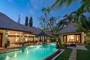 einen Blick auf eine Villa mit einem Pool in der Unterkunft The Maya Seminyak Villas in Seminyak
