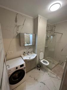 Un baño con lavabo, inodoro y ducha. en Appartamento casa tua, en Oradea 10 fotos más
