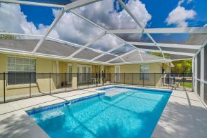 Πισίνα στο ή κοντά στο Private Pool and Grill Peaceful Home in Dunnellon