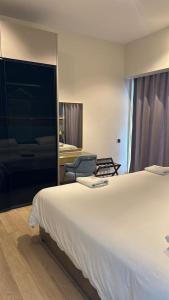 Un dormitorio con una gran cama blanca y una silla. en Star Resident KLCC By M&T, en Kuala Lumpur 22 fotos más