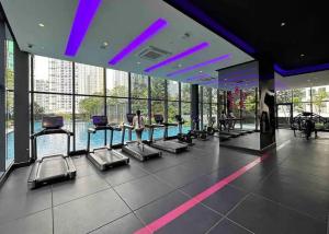un gimnasio con filas de máquinas de cardio en un edificio en Star Resident KLCC By M&T, en Kuala Lumpur