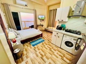 Kuchyň nebo kuchyňský kout v ubytování Aizawl Hotel