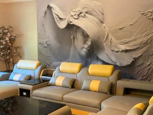 Charming, Restful Getaway في بوشكيل: غرفة معيشة فيها لوحة كبيرة لامرأة
