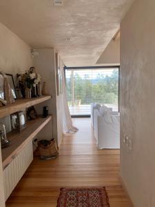 un soggiorno con divano bianco e finestra di Casa del sol a Villa Allende