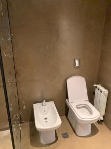 un bagno con un water e un lavandino di Casa del sol a Villa Allende