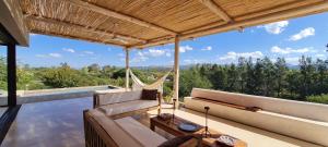 un patio esterno con un divano e un'amaca di Casa del sol a Villa Allende Altre 12 foto