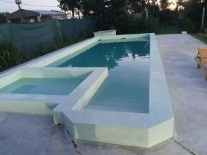 a swimming pool in a backyard at Mis Tres Soles in Oro Verde