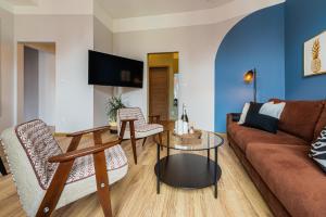 una sala de estar con un sofá y una mesa en AURA No 1, en Toruń