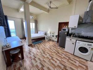 Kuchyň nebo kuchyňský kout v ubytování Aizawl Hotel