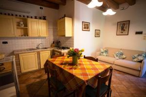 Kuchyň nebo kuchyňský kout v ubytování Agriturismo Zennare