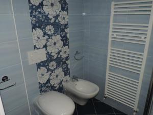 a bathroom with a toilet and a sink at B&B Villa Caterina in Pescantina