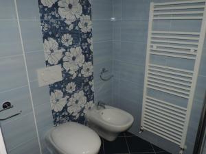 een badkamer met een toilet en een wastafel bij B&B Villa Caterina in Pescantina