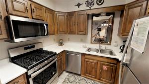 una cucina con lavello e fornello forno superiore di Claim Jumper A-Frame 3 - WiFi - Cable - Hot Tub - Washer - Dryer - Wood Burning Fireplace a Red River