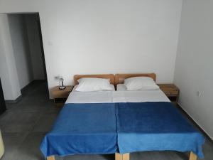 ein Schlafzimmer mit einem Bett mit einer blauen Decke darauf in der Unterkunft Apartments Kabalin 3 in Novi Vinodolski