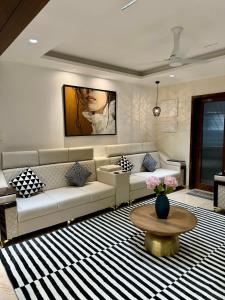 Posezení v ubytování White Teak Suites 3BHK Madhapur