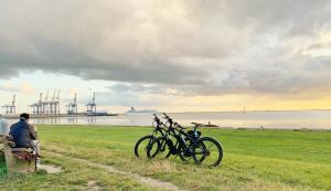 a group of bikes parked next to the water at Nordseepanorama in der Ferienwohnung de Spant in Dorum Neufeld