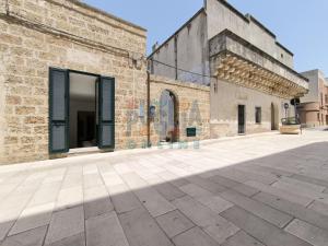 an empty courtyard of an old brick building at Le Cementine Puglia On line in Morciano di Leuca