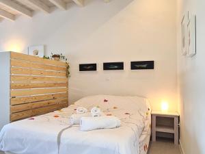 a bedroom with a bed with towels on it at Estudio SoleArte en Lajares in Lajares +3 photos