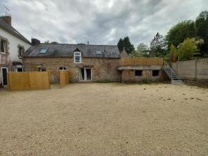 an old brick house with a staircase in a yard at Odet, maison avec grande terrasse in Rosporden