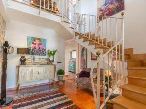 schody w salonie z dywanem w obiekcie Villa La Font by Interhome w mieście Mancor del Valle +37 zdjęć