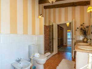 A bathroom at Villa La Font by Interhome
