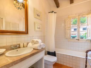 A bathroom at Villa La Font by Interhome