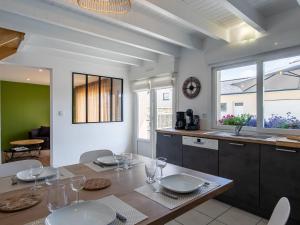 Η κουζίνα ή μικρή κουζίνα στο Holiday Home La Roselière by Interhome