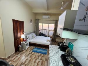 Postel nebo postele na pokoji v ubytování Aizawl Hotel