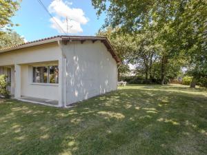 a small white building in a yard with trees at Holiday Home Tribord by Interhome in Médis