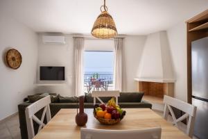 Una sala de estar con una mesa con un bol de fruta. en THREE GRACES filikon, en Zakynthos