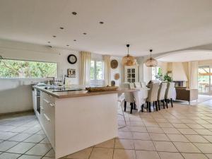 une cuisine et une salle à manger avec une table et des chaises dans l'établissement Holiday Home La pinède by Interhome, à Thèzan-lès-Béziers 12 autres photos