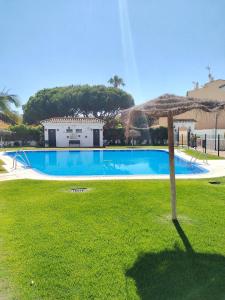 Bazén v ubytování Apartamento Costa de Sancti Petri by Chiclana Dreams nebo v jeho okolí