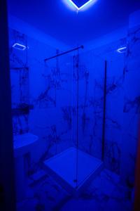 コスティネシュティにあるHotel DaMarのバスルーム(ガラス張りのシャワー、シンク付) +90枚の写真