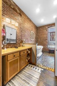 Η κουζίνα ή μικρή κουζίνα στο Downtown Loft Amazing Bath Tub & Shower #9