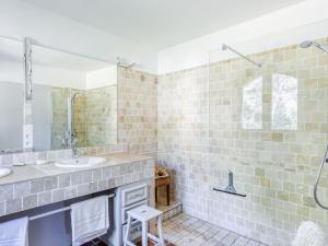 Ένα μπάνιο στο Villa Les Baux Rouges by Interhome