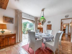 Posezení v ubytování Holiday Home La Source by Interhome