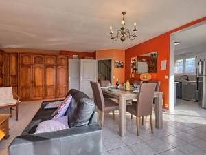 Kuchyňa alebo kuchynka v ubytovaní Holiday Home Charme de Penvins by Interhome + 27 fotografií