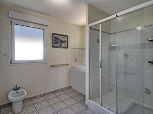 Kúpeľňa v ubytovaní Holiday Home Charme de Penvins by Interhome