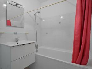 Kúpeľňa v ubytovaní Holiday Home Charme de Penvins by Interhome