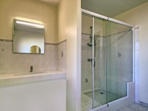 Kúpeľňa v ubytovaní Holiday Home Charme de Penvins by Interhome