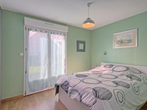 Posteľ alebo postele v izbe v ubytovaní Holiday Home Charme de Penvins by Interhome